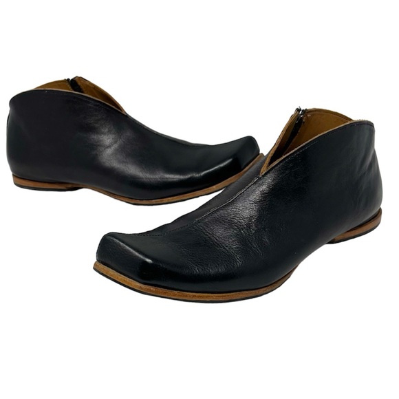 cydwoq Shoes - Women’s Black Leather Zip-Front Ankle Booties